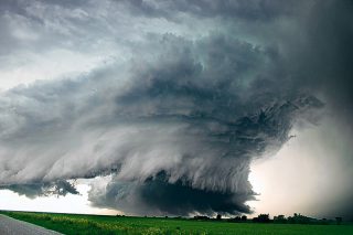 storm-chaser-violent