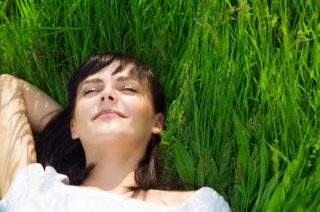 Woman_Grass_main
