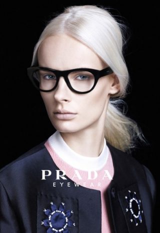 Prada_Donna_ADV_SS_2539701a