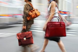 shutterstock_femei strada