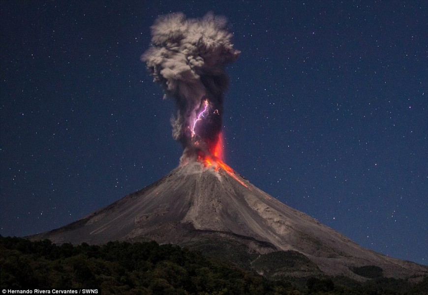 273779BD00000578-3022885-Lightning_strikes_inside_the_enormous_ash_cloud_thrown_into_the_-a-1_1427970366254
