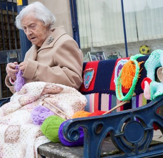 grandmother-yarn-bomb-uk-souter-stormers-knitting-104-year-old-grace-brett-5