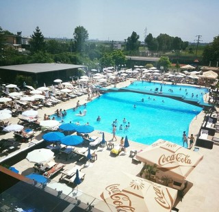 sky blue hotel piscina